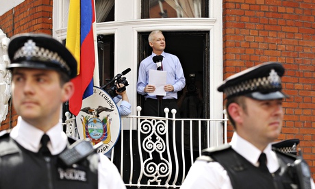 WikiLeaks kurucusu Julian Assange batı Londra'da Ekvador büyükelçiliğinin dışında bulunan medyayla konuşuyor, Ağustos 2012. Fotoğraf: Olivia Harris/Reuters